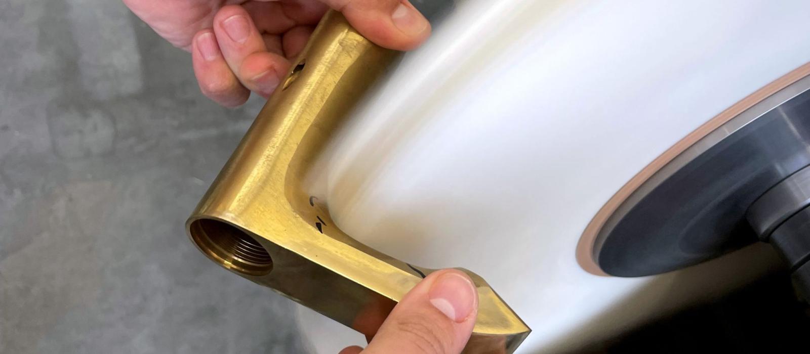 Bild på person som polerar en detalj