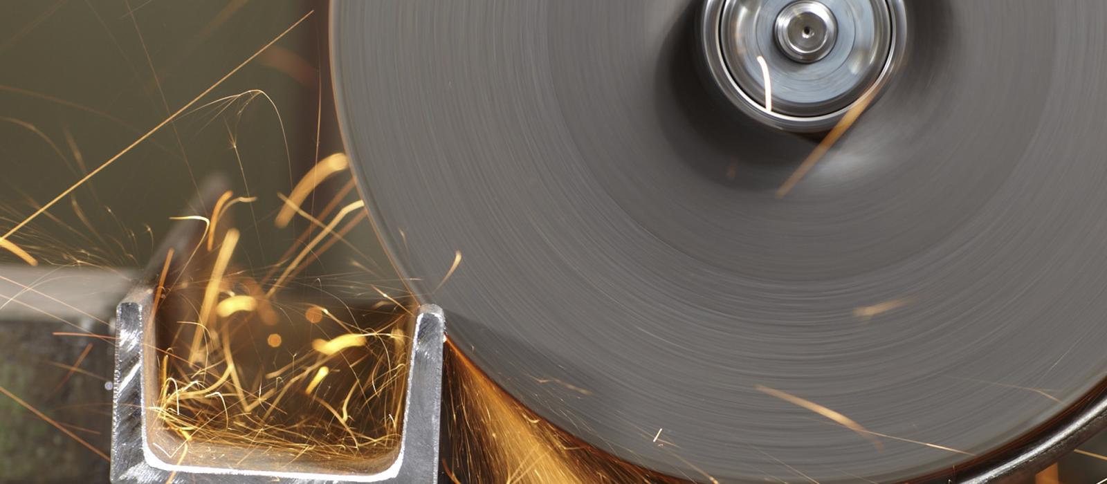 Bild på kapskiva som kapar en metallprofil